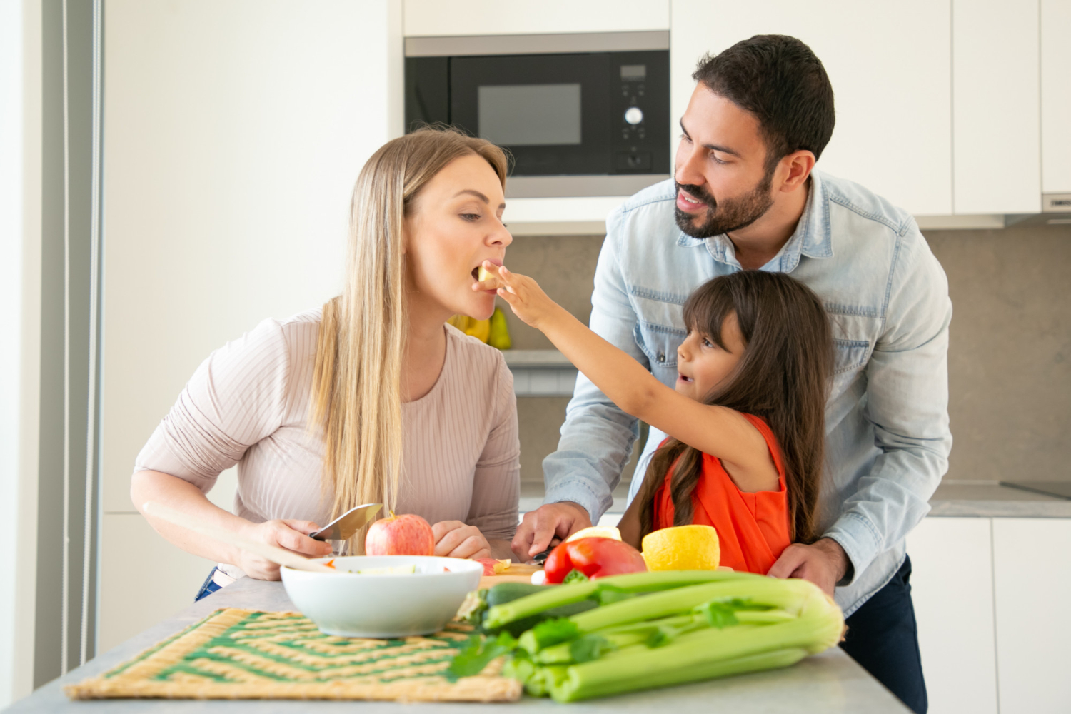 Imagen de una familia preparando una comida saludable.